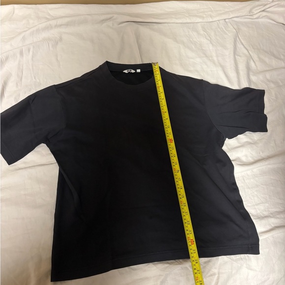 Uniqlo Men's Black Short Sleeve Tee - Picture 3 of 5